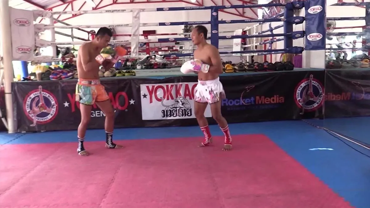 Combinations and Clinch Work by Saenchai